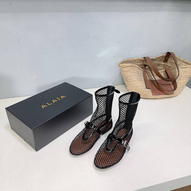 高品质出厂340！小众潮牌Alaia24秋冬渔网镂空平底短靴凉鞋！采用别致的渔网设计彰显品牌标识，精致优雅的气质感满满 穿上它你就是时髦精！ 鞋面采用漆皮拼接网