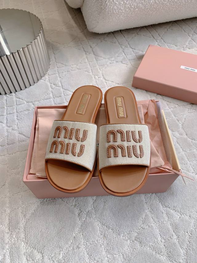 出厂价P P340 Miu新款帆布字母平底拖鞋 休闲百搭款 舒适感满满的懒人拖 必备单品 大Logo点缀尽显精致感 鞋面帆布拼接牛皮 内里垫脚羊皮 意大利真皮大