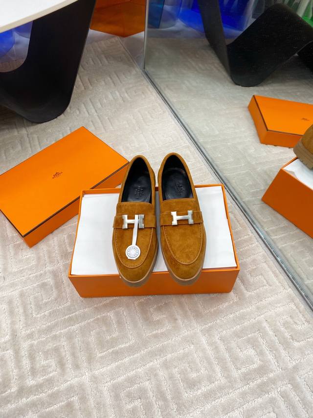 顶级版430 ΗErmes爱马仕经典H扣乐福鞋 超级百搭款 鞋型很秀气 修脚型 耐看又精致 气质女人的首选 颜色很复古 秋冬搭配很好看 光面H扣，简单大气 很适