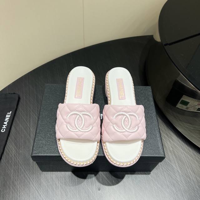 出厂： 独家顶级版本 Chanel香家25Vs春夏新款时装凉鞋系列 圆头链条凉拖 香奈儿是一个非常全面之尊贵时尚生活品牌，香港，美国，等大时尚博主及明星的同款，