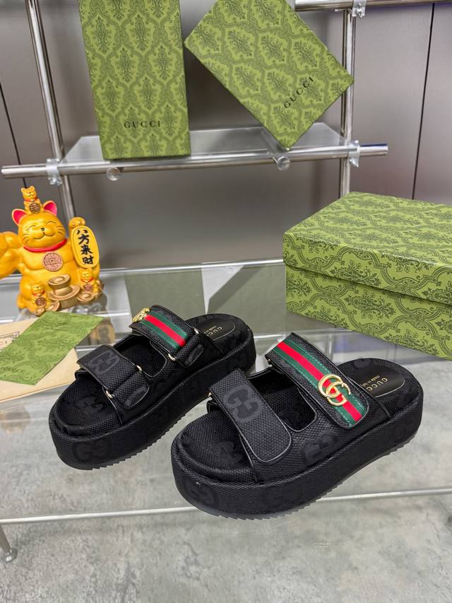 出厂价pp 女士 Gg 厚底系带拖鞋 Gucci 女士签名鞋凸显引人注目的主题。通体提花设计带有几何 Gg 图案，饰有创始人姓名首字母。这款厚底凉鞋采用米色和乌