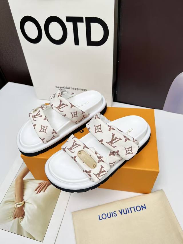 louis Vuitton路易威登春夏新款拖鞋火爆上市，1:1高级定制，秒杀一切仿品，原版开模Logo装饰，既时尚又美观，面料:进口压花丝绸面料，内里羊皮，精美