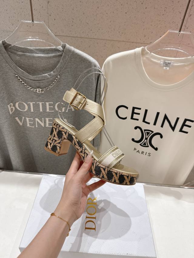 Dway最新款坡跟凉鞋 原版复刻 最高版本 各路时尚博主刷爆小红书~超时髦又充满高级感的单品 轻松打造造高端Look 材料原版进口牛皮 进口织带 内里 垫脚混种