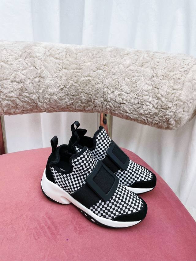 2025夏季新款Rv女鞋Viv Run钻扣休闲鞋 唐嫣 林允 林心如同款航空休闲系列乐福鞋 轻运动风潮来袭 想要增高的小姐姐非常适合这款 完美拉伸腿部线条 原版