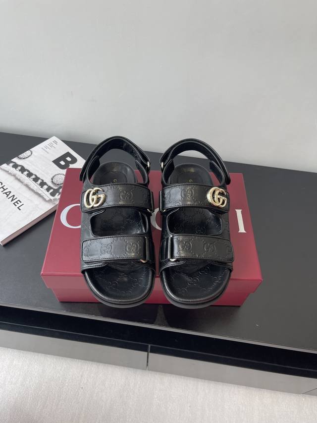 Gucci 25Ss夏季新品女士压花Gg凉鞋 这款凉鞋以Gg皮革匠心打造 缀饰一眼可辨的双G标识 配以浅金色调配件 为整个设计注入一抹精致优雅气息 原版定制牛皮