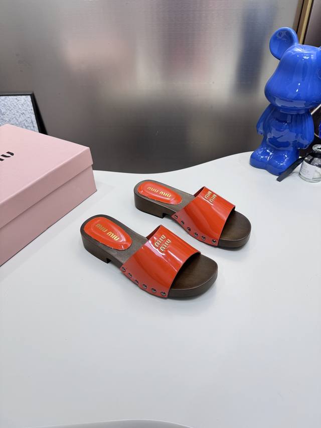 橙子出厂价p miumiu 缪缪 早春新款 糖果色厚底拖鞋 罗马风沙滩凉拖 木纹大底 鞋面 对版进口牛漆皮 高丝光牛反绒 内里 羊皮内里 鞋底 原版开模大底 码