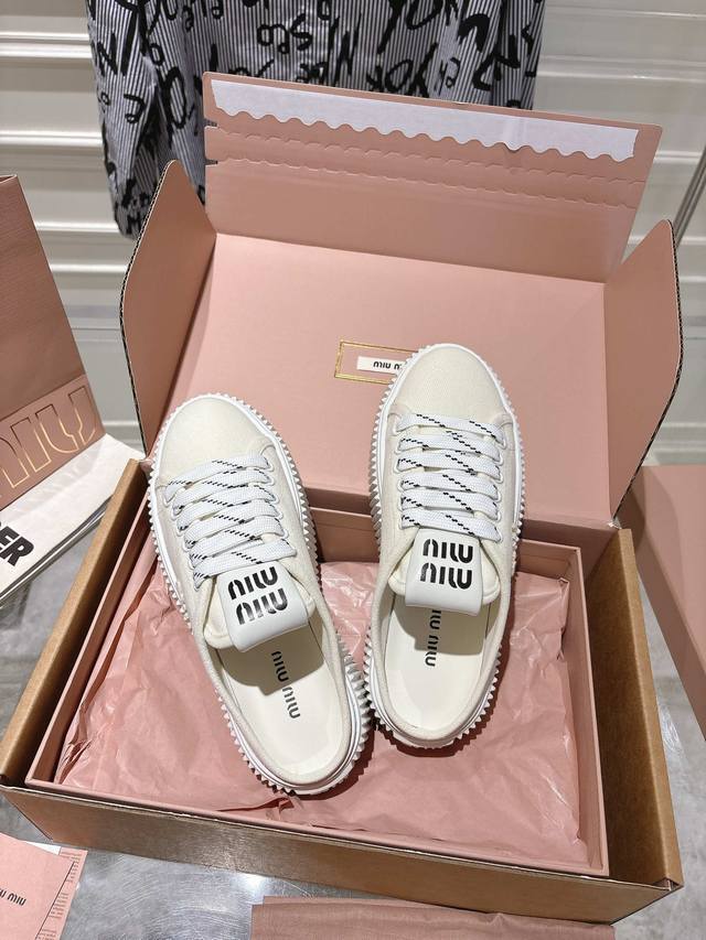 出厂 代购级别Miu Miu 25Ss新品丹增高厚底半拖帆布饼干鞋 专柜购入两色Zp～市场最高版本！整双鞋子采购Zp开发打造，全部定制材料，独家开模大底，细节全