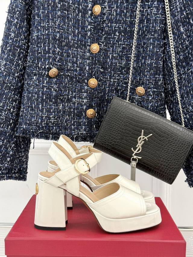 厂价 Valentino 华伦天奴25Ss春夏 新品防水台高跟凉鞋 一双恨天高防水台高跟凉鞋 足以点燃你的时尚野心 气场十足。 鞋头呈鱼嘴状 恰到好处地露出脚趾