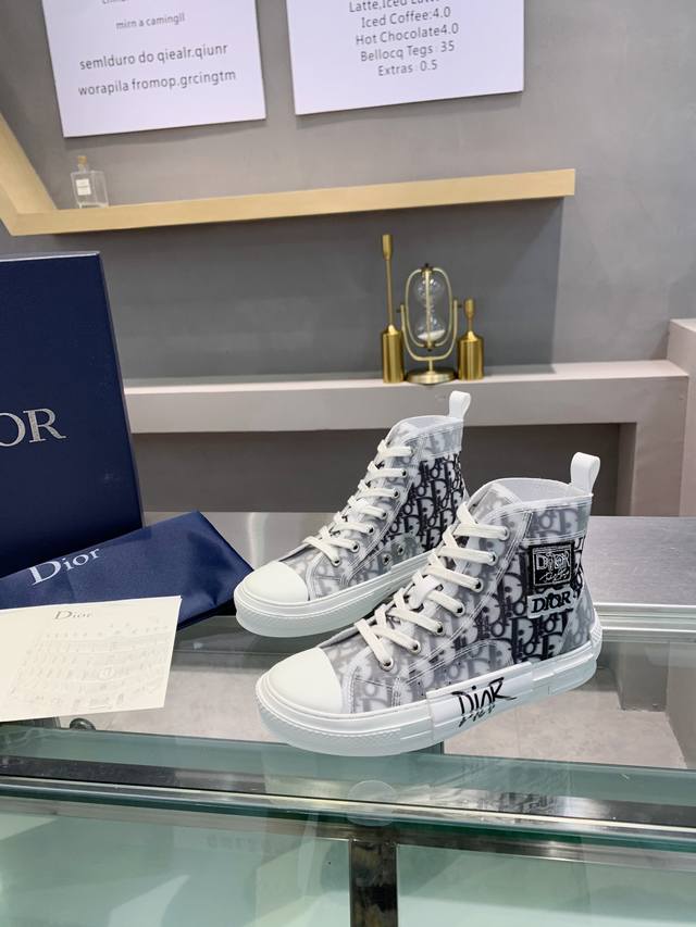 女 男 Dior Kaws重磅联名新款 新潮百搭 注定是引爆主流的超级单品！鞋面：采用独家定制原版磨砂珍珠闪Pvc半透明胶片拼接迪奥品牌专用Logo面料大底：独