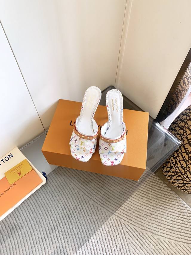 出厂价P 、Loui* Vuitto* 驴牌2025年新款 Romy 系列拖鞋平底鞋单鞋 金属字母扣圆头女鞋很少女 很软萌的款式哈.....舒适度那必须是绝对滴