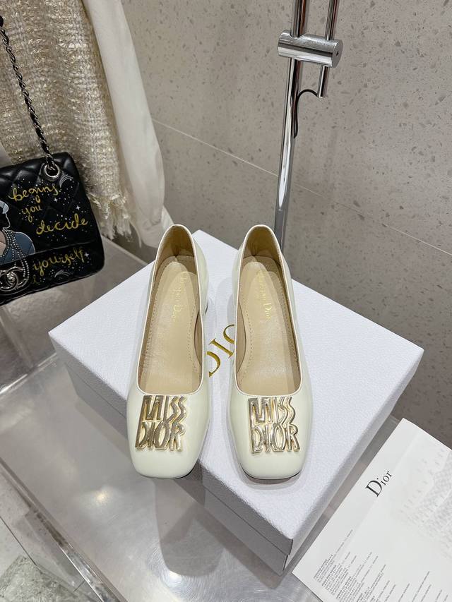 Dior 迪奥 秋冬最新时装秀高定系列 Miss Dior 粗跟方头单鞋！粗跟方头玛丽珍芭蕾舞女鞋 Cd字母Logo五金珐琅方扣低跟一圈带中古女单鞋！上脚优雅大