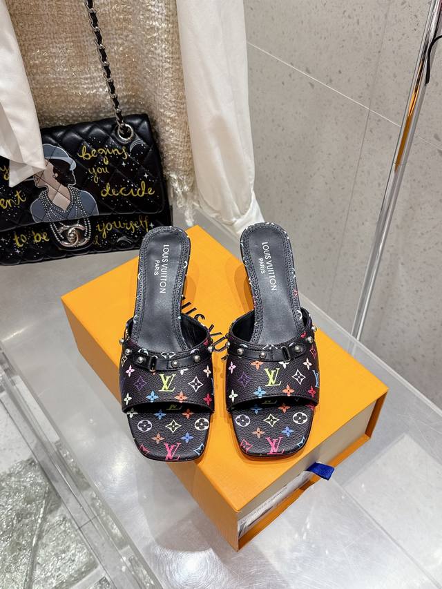 Louisvuitton 25 春夏新款 蝴蝶结跟矮跟凉拖鞋很难不怀疑是不是借鉴了唐朝的唐三彩作为基础，创新成Lv经典标志Logo，采用彩色以及鞋面的大面积底色