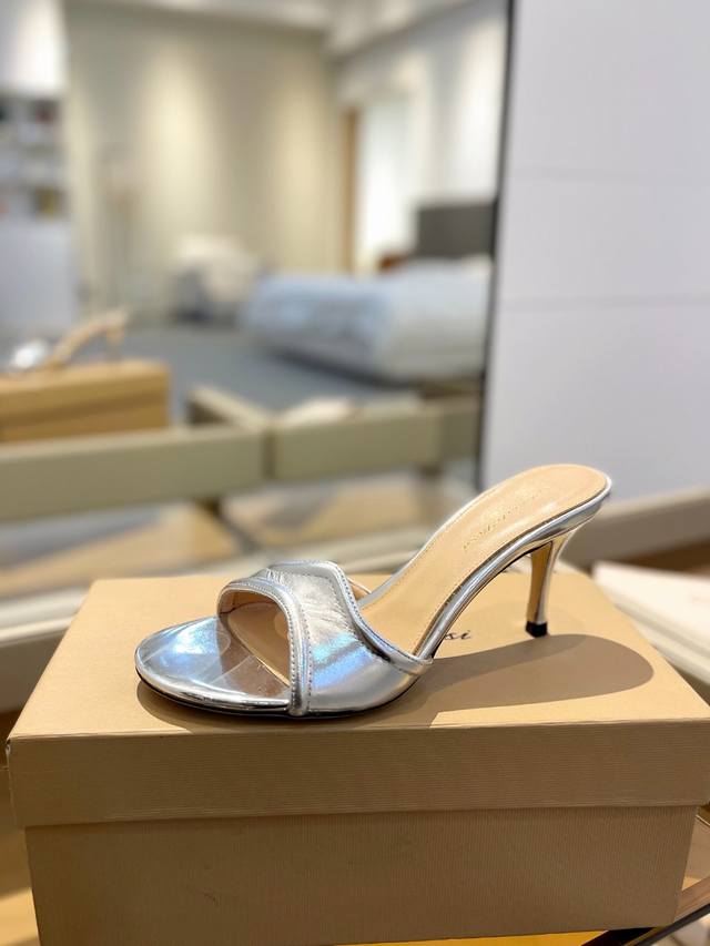 价格P： 吉安维托 罗西 Gianvito Rossi 吉安维托 罗西 Gianvito Rossi 秉承了其传统意大利工艺，专注精巧细节，打造优雅女人味，每一