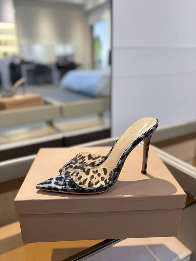 价格P： {半拖} 吉安维托 罗西 Gianvito Rossi Eiko Stiletto，轻松移动。这款 Gianvito Rossi 拖鞋采用配有精致的胶