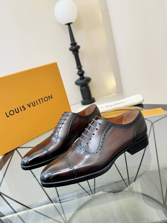 L 纯手工鞋.。顶级代购 路 炸街男神休闲真皮底皮鞋系列专柜同步发售原厂配置，意大利进口原版牛皮面料，透气舒适进口水染牛里垫，鞋底：士原厂特供原版底超级舒适，原