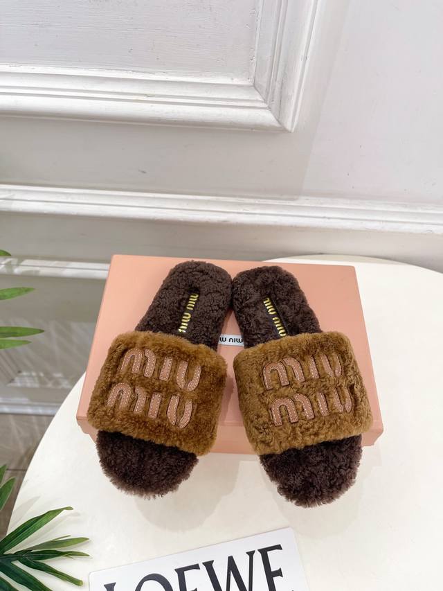 Miu Miu 缪缪 25 2025秋冬新品 专柜主打最新秀款 经典字母平底毛毛拖鞋 火爆上新！ Bs缪家高货 顶级工艺打造精品质感 无敌舒适 绝对是一见钟情款