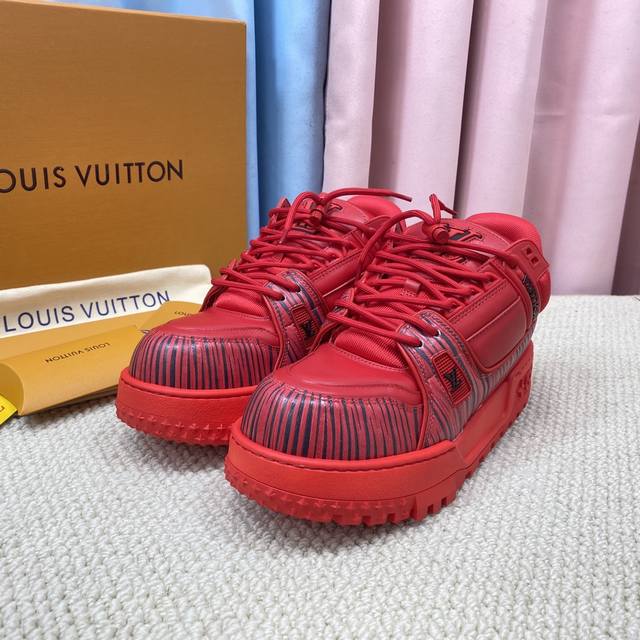 现货的，胖丁新款，代购级别品质 市面最齐全 全新运动系列；复古风视感；拥入家族多方面经典原素； 加高厚底增高杠杠的，全皮革面料，粗麻鞋带点缀积木扣饰，Diy风格