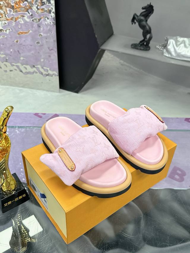 工厂P价P： Lv 情侣款专柜主打最新款牛仔拖鞋硬货上新 代购级别！高级感十足！国内外博主刷爆的一款，复古又时髦 上脚美炸了！官网主推款 鞋面：高定制牛仔印花布