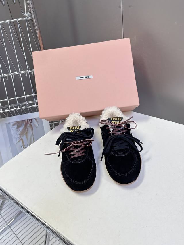 Miumiu缪缪最新走秀款复古毛毛鞋 德训鞋 官方秀场出镜率最高的单品 超多明星时尚博主种草 Miu系穿搭还是一如既往的火 时髦百搭即可咸又可甜 无论光脚穿还是