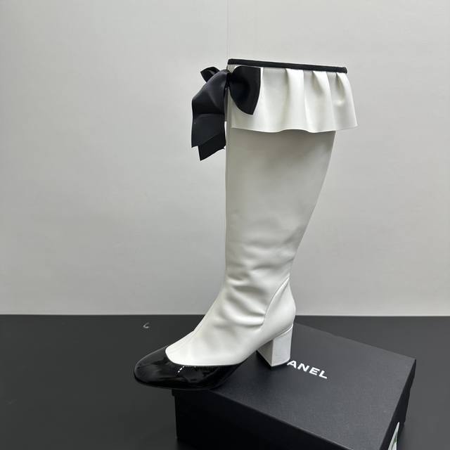 Chanel 香奈儿小香25A秋冬新款蝴蝶结弹力靴 后拉链长靴 当经典香家美学与潮流鞋履设计碰撞这双褶皱靴口蝴蝶结弹力靴应运而生瞬间成为时尚精们的梦中情靴。靴面