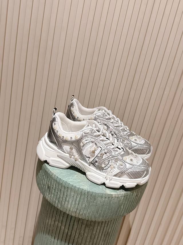 顶级版本： : 最新珍珠水钻两色 迪奥 Dior Chrono 新款休闲运动鞋跑鞋老爹鞋 真的酷毙了，未来感十足原版完美复刻！全对版材质 模具！！35-40