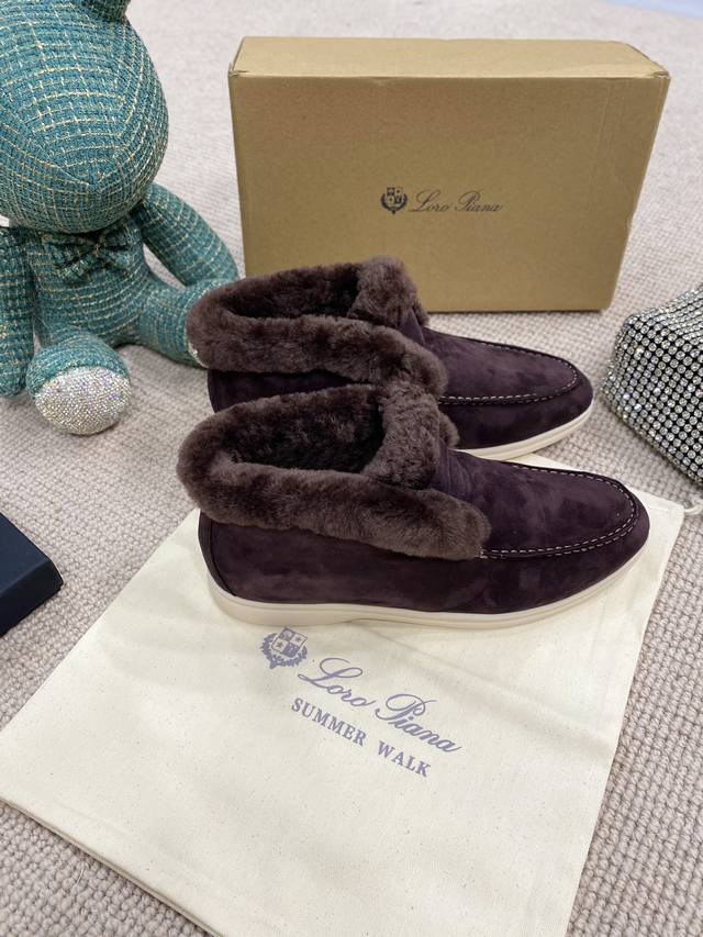 羊京高版本， 年升级秋冬系列羊毛版 意大利手工品牌 Loro piana 诺悠翩雅主要专注 手工鞋 材料都是采用进口羊京超级舒适的乐福鞋 当下早就火爆全球 面料